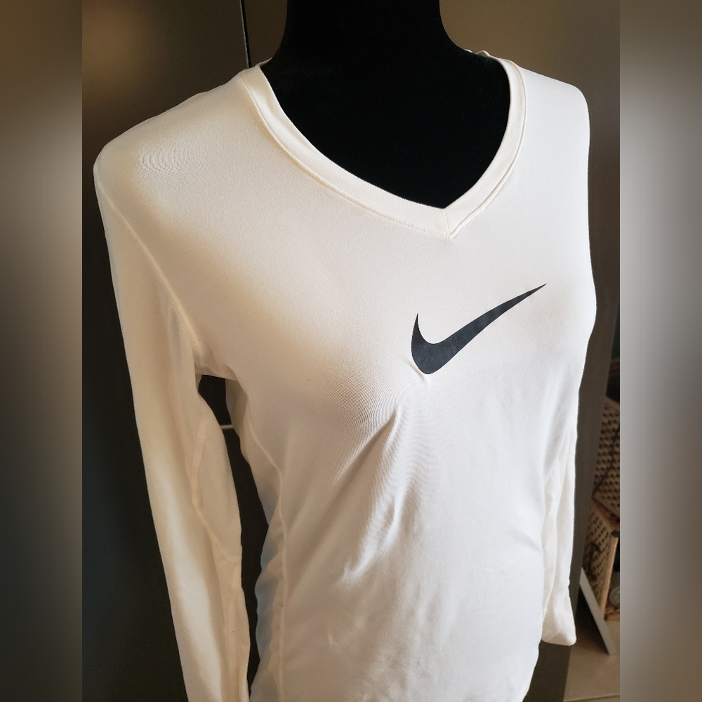 🔥 Women's Nike Dry-Fit Long Sleeved Top - Size Medium - Picture 2 of 4